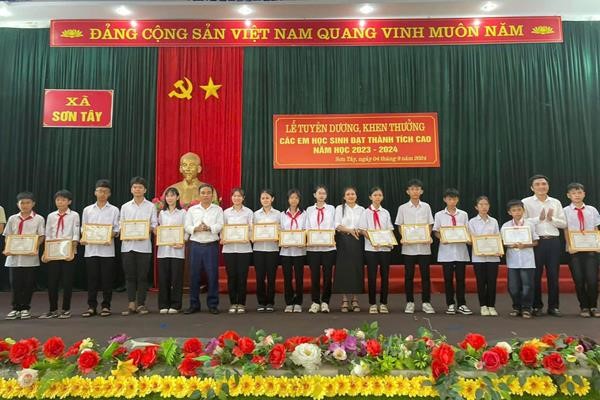 Sơn Tây trao thưởng học sinh giỏi năm học 2023 - 2024